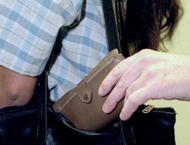 Δείτε την τεχνική της παραπλάνησης από έναν διαβόητο πορτοφολά (βίντεο)